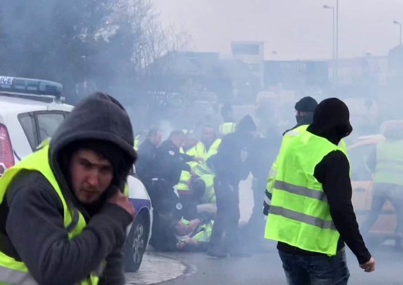 Saint Brieuc Violents Affrontements Entre Policiers Et Gilets Jaunes Vidéo