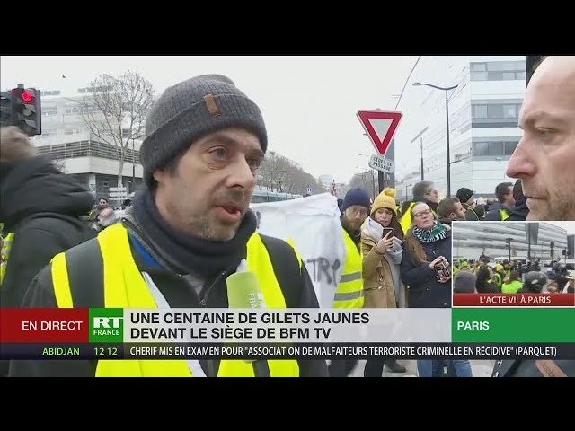 Un Gilet Jaune Manifeste Devant Bfm Tv En Raison Des Mensonges De La Chaîne Vidéo