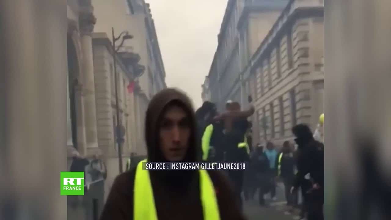 Des Gilets Jaunes Défoncent La Porte Du Secrétariat Détat De Benjamin Griveaux Vidéo