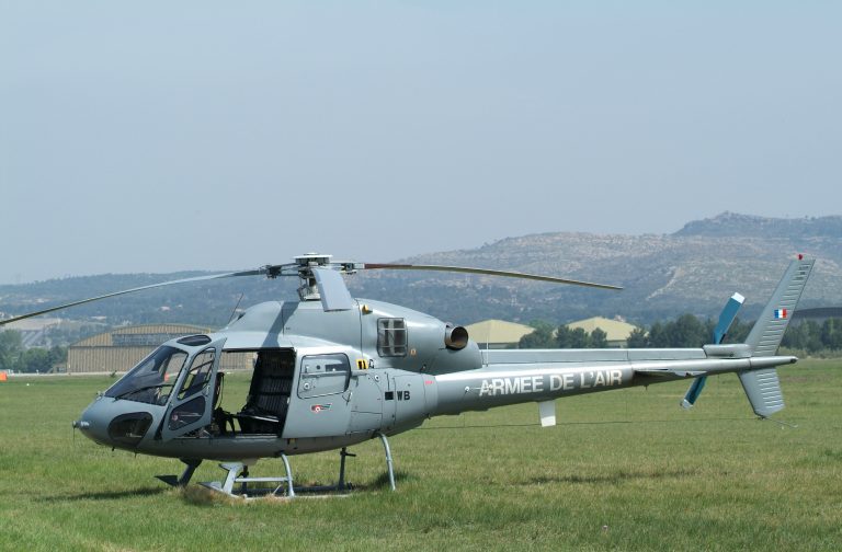 Mesures radiologiques : un hélicoptère Fennec de l’armée de l’Air et de ...