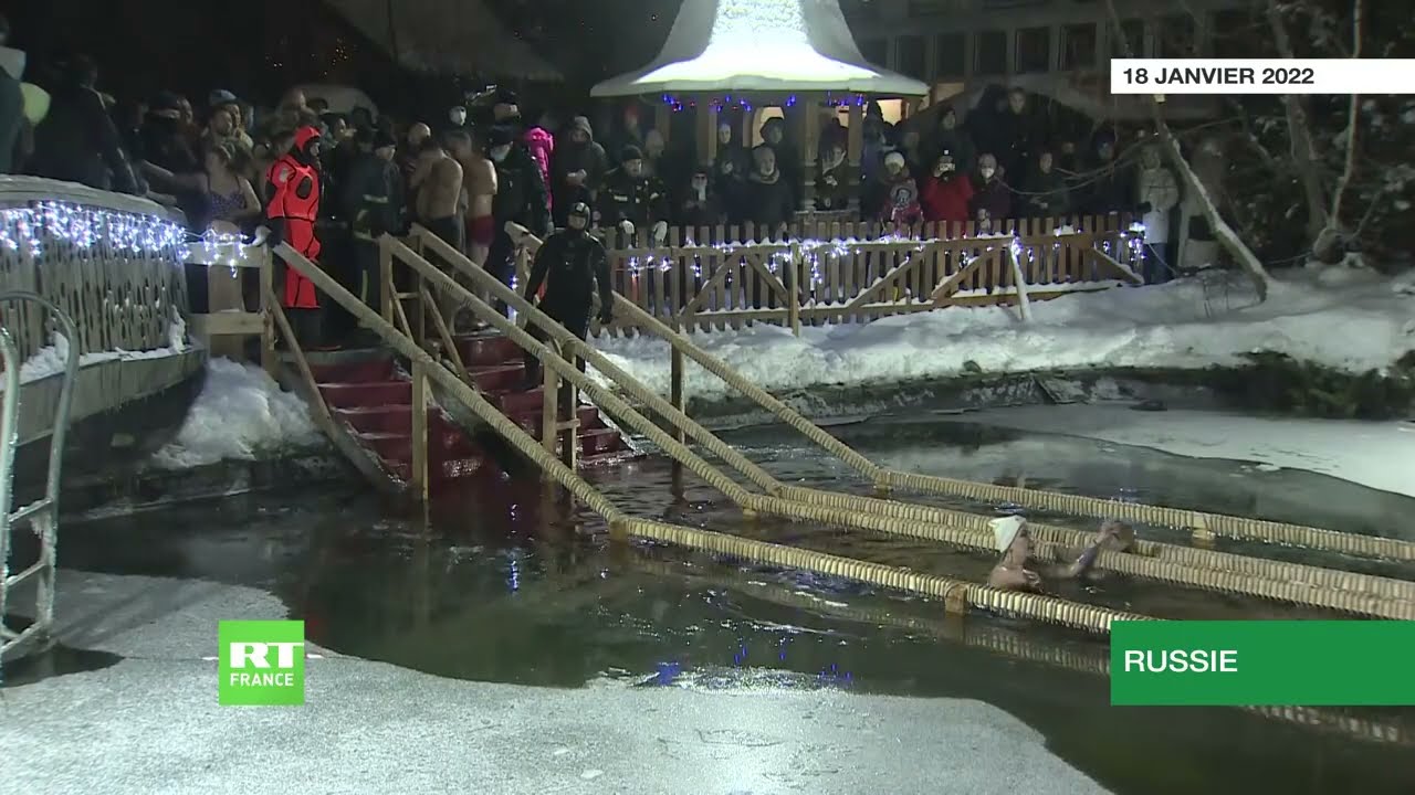 Les orthodoxes russes se baignent dans dans l'eau glacée pour marquer l'Epiphanie